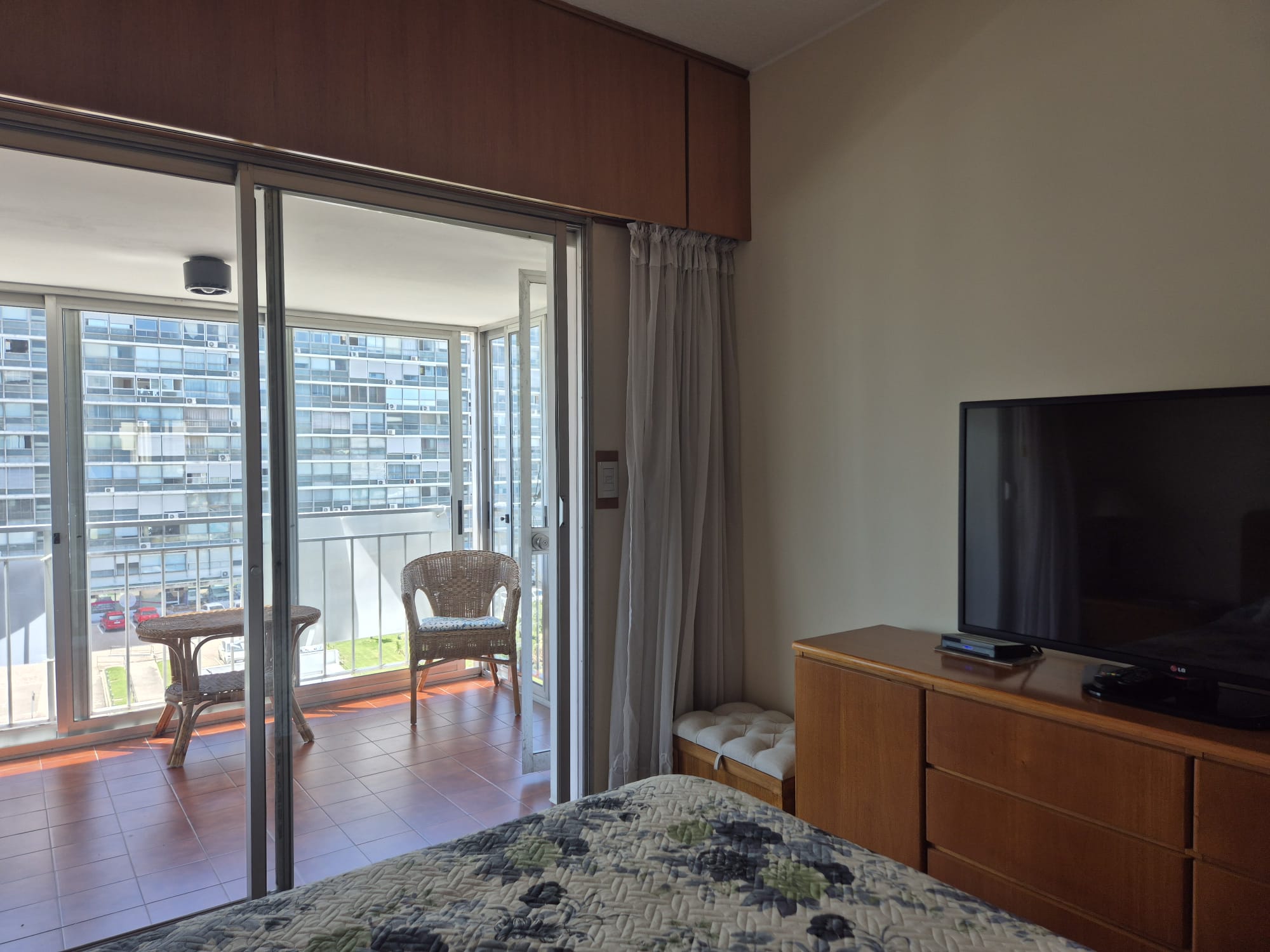 Gran apto de 3 dorm + servicio